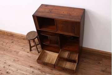 アンティーク家具　アンティーク　シックな透かし彫り栓材の飾り棚(茶棚・茶箪笥)