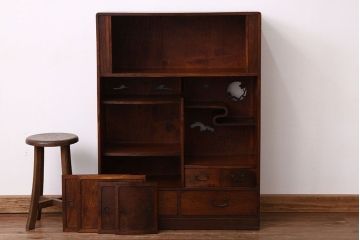 アンティーク家具　アンティーク　シックな透かし彫り栓材の飾り棚(茶棚・茶箪笥)