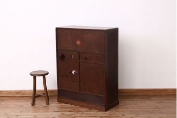 アンティーク家具　アンティーク　シックな透かし彫り栓材の飾り棚(茶棚・茶箪笥)