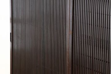 ★古民具・骨董　古い木の腰板欅裏障子付き格子戸2枚セット(引き戸)