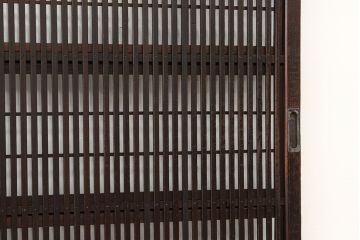 ★古民具・骨董　古い木の腰板欅裏障子付き格子戸2枚セット(引き戸)