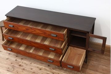アンティーク家具　アンティーク　天板無垢材の鉄脚ローボード(ドロワーチェスト)