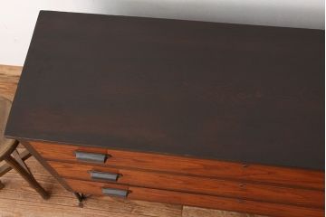 アンティーク家具　アンティーク　天板無垢材の鉄脚ローボード(ドロワーチェスト)