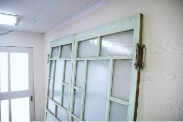 ◆希少!古い郵便局の大きな自由蝶番のガラスドア一対(両開き)　