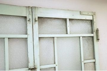 ◆希少!古い郵便局の大きな自由蝶番のガラスドア一対(両開き)　