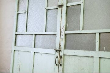 ◆希少!古い郵便局の大きな自由蝶番のガラスドア一対(両開き)　