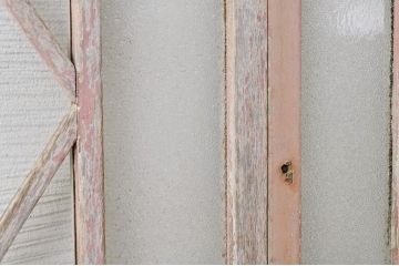 古い教会のペンキの剥げた菱形引き戸4枚セット
