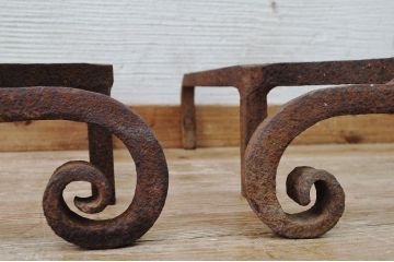 アンティーク雑貨　アンティーク　手打ち金具の古い薪のせ台(アンディロン・ファイヤードッグ)