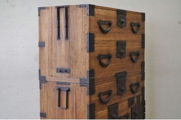 アンティーク家具　明治期　総桐の極厚金具3つ重ね時代箪笥(桐箪笥、桐たんす)