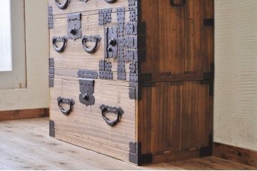 アンティーク家具　明治期　総桐の極厚金具3つ重ね時代箪笥(桐箪笥、桐たんす)