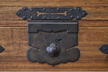 アンティーク家具　明治期　総桐の極厚金具3つ重ね時代箪笥(桐箪笥、桐たんす)