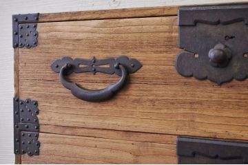 アンティーク家具　明治期　総桐の極厚金具3つ重ね時代箪笥(桐箪笥、桐たんす)