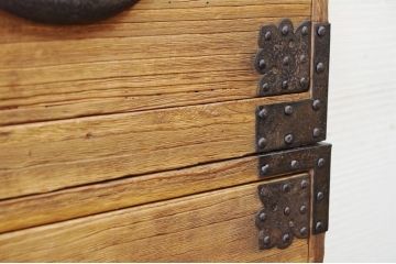 アンティーク家具　明治期　総桐の極厚金具3つ重ね時代箪笥(桐箪笥、桐たんす)