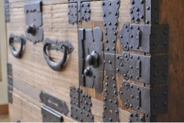 アンティーク家具　明治期　総桐の極厚金具3つ重ね時代箪笥(桐箪笥、桐たんす)