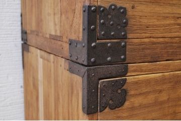 アンティーク家具　明治期　総桐の極厚金具3つ重ね時代箪笥(桐箪笥、桐たんす)