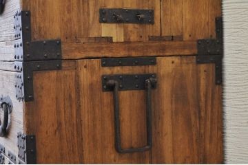 アンティーク家具　明治期　総桐の極厚金具3つ重ね時代箪笥(桐箪笥、桐たんす)