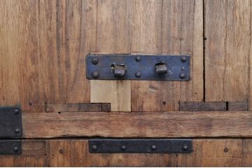 アンティーク家具　明治期　総桐の極厚金具3つ重ね時代箪笥(桐箪笥、桐たんす)