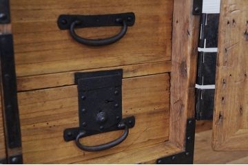 アンティーク家具　明治期　総桐の極厚金具3つ重ね時代箪笥(桐箪笥、桐たんす)