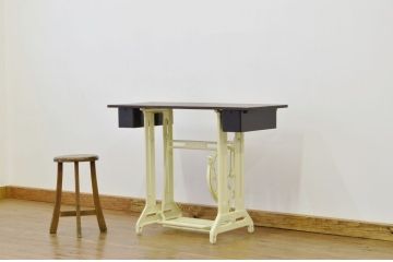 白いペイントのかわいいリメイクミシンテーブル(シンガー)作業台(シンガーミシン)