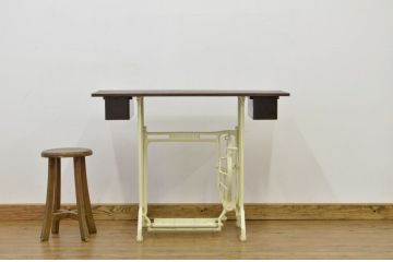 白いペイントのかわいいリメイクミシンテーブル(シンガー)作業台(シンガーミシン)