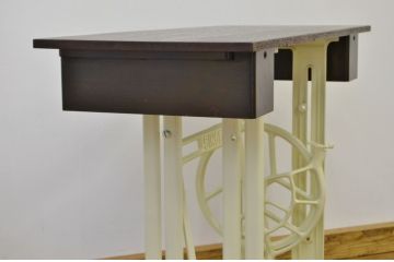 白いペイントのかわいいリメイクミシンテーブル(シンガー)作業台(シンガーミシン)