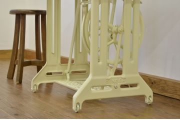 白いペイントのかわいいリメイクミシンテーブル(シンガー)作業台(シンガーミシン)