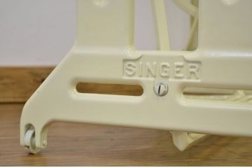 白いペイントのかわいいリメイクミシンテーブル(シンガー)作業台(シンガーミシン)