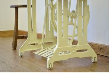 白いペイントのかわいいリメイクミシンテーブル(RICCAR)作業台