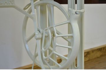 白いペイントのかわいいリメイクミシンテーブル(RICCAR)作業台