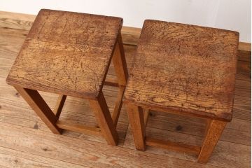 レトロ家具　昭和レトロ　古い学校の無垢材角スツール2脚セット(1)