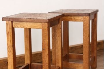 レトロ家具　昭和レトロ　古い学校の無垢材角スツール2脚セット(1)