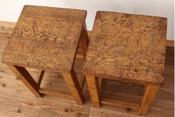 レトロ家具　昭和レトロ　古い学校の無垢材角スツール2脚セット(4)