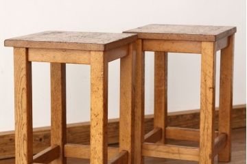 レトロ家具　昭和レトロ　古い学校の無垢材角スツール2脚セット(4)