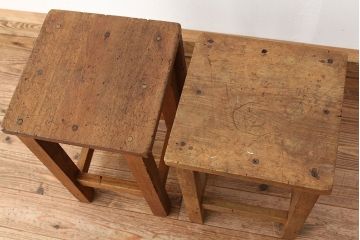 レトロ家具　昭和レトロ　古い学校の無垢材角スツール2脚セット?