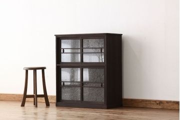 レトロ家具　昭和レトロ　シックで小ぶりな結霜ガラス入り収納棚(下駄箱)