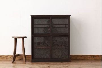 レトロ家具　昭和レトロ　シックで小ぶりな結霜ガラス入り収納棚(下駄箱)