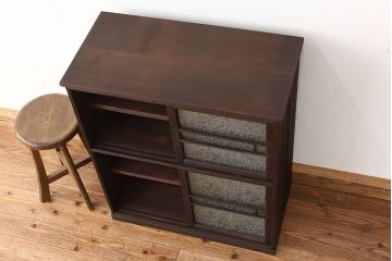 レトロ家具　昭和レトロ　シックで小ぶりな結霜ガラス入り収納棚(下駄箱)