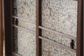 レトロ家具　昭和レトロ　シックで小ぶりな結霜ガラス入り収納棚(下駄箱)