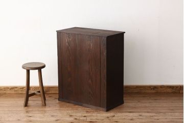 レトロ家具　昭和レトロ　シックで小ぶりな結霜ガラス入り収納棚(下駄箱)