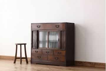 アンティーク家具　アンティーク　前面欅・栗材モールガラスの上質な収納棚(茶箪笥・たんす)