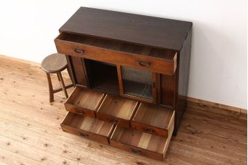 アンティーク家具　アンティーク　前面欅・栗材モールガラスの上質な収納棚(茶箪笥・たんす)