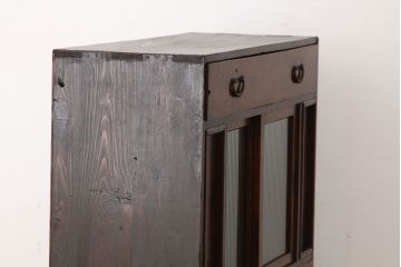 アンティーク家具　アンティーク　前面欅・栗材モールガラスの上質な収納棚(茶箪笥・たんす)