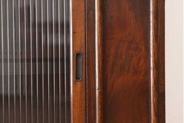 アンティーク家具　アンティーク　前面欅・栗材モールガラスの上質な収納棚(茶箪笥・たんす)