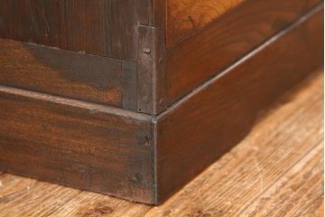 アンティーク家具　アンティーク　前面欅・栗材モールガラスの上質な収納棚(茶箪笥・たんす)