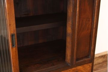 アンティーク家具　アンティーク　前面欅・栗材モールガラスの上質な収納棚(茶箪笥・たんす)
