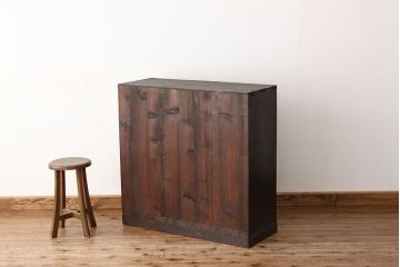 アンティーク家具　アンティーク　前面欅・栗材モールガラスの上質な収納棚(茶箪笥・たんす)