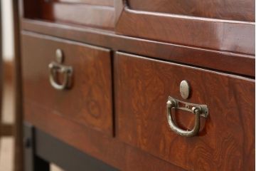 アンティーク家具　アンティーク　漆のきれいなアイアンスタンド付きローボード(鉄脚、箪笥)