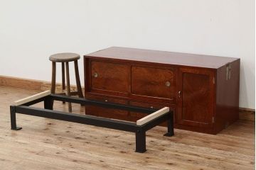 アンティーク家具　アンティーク　漆のきれいなアイアンスタンド付きローボード(鉄脚、箪笥)