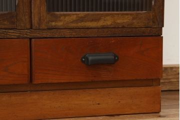 レトロ家具　アンティーク　モールガラス入りレトロな本箱(収納棚)
