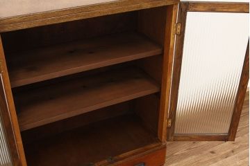 レトロ家具　アンティーク　モールガラス入りレトロな本箱(収納棚)